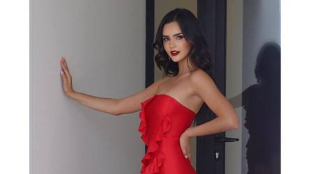 La actual Miss Honduras Universo, Zuheilyn Clemente, alborotó las redes sociales tras postear un carrusel de fotos luciendo un despampanante vestido rojo entallado al cuerpo y posando muy sensual.