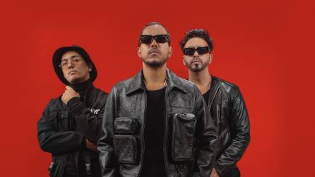 Fotografía cedida por TelevisaUnivision donde aparecen de izquierda a derecha, David Díaz, Vladimir Dotel y Junior Pimentel, los integrantes de la banda dominicana Ilegales.