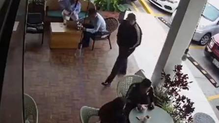 Video: Sicarios matan a subdirector de policía en restaurante