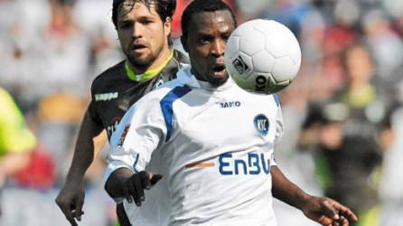 Karlsruhe's Godfried Aduobe, right, challenges for the ball with Bremen's Diego during the German first division Bundesliga soccer match between Karlsruher SC and SV Werder Bremen in Karlsruhe, Germany, on Saturday, April 26, 2008. (AP Photo/Daniel Maurer) ** NO MOBILE USE UNTIL 2 HOURS AFTER THE MATCH, WEBSITE USERS ARE OBLIGED TO COMPLY WITH DFL-RESTRICTIONS, SEE INSTRUCTIONS FOR DETAILS **