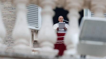 El papa Francisco durante el rezo del Angelus en la Plaza de San Pedro en el Vaticano.