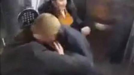 Hombres se van a golpes en un elevador por una mujer