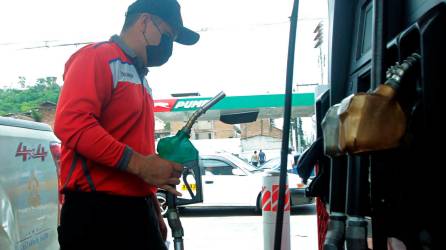 <b><span class=mln_uppercase_mln>favorable.</span></b> Por sexta semana bajan los precios de los combustibles en el país.