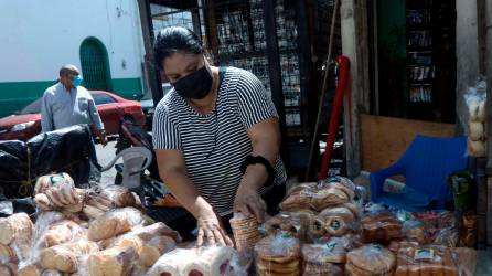 Una comerciante en un mercado sampedrano.