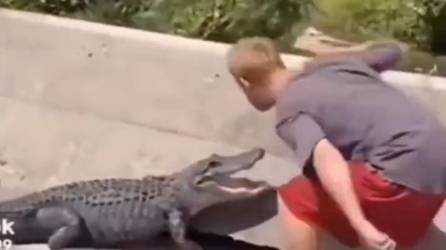 Video: Cocodrilo le arranca la pierna a joven que lo estaba molestando