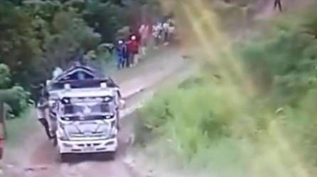 Video: Captan momento cuando camión pasa por encima de hombre