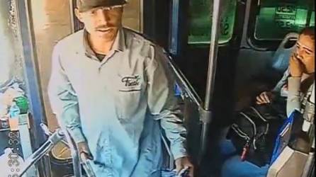 VIDEO: Pasajero agrede a martillazos a conductor de autobús