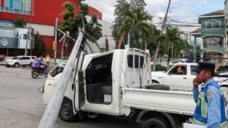 Un camioncito estaba esperando la luz verde de un semáforo cuando el poste cayó sobre el vehículo, dejando al conductor herido.