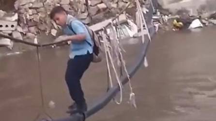 Video: Niños arriesgan su vida cruzando río crecido para ir a la escuela