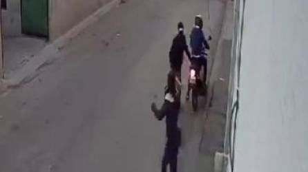 Video: Captan a hombres armados con machete asaltando a mujer