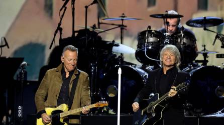 “El jefe” Bruce Springsteen interpretó un apasionante dueto con el rockero Jon Bon Jovi para honrar la distinción a este último artista en una gala previa a los Grammy el viernes anterior. Los dos íconos del rock mantuvieron a una multitud de pie con divertidas interpretaciones del éxito de Bon Jovi “Who Says You Can’t Go Home” y “The Promised Land” de Springsteen.