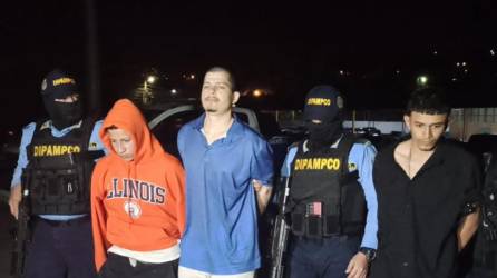 Agentes de la Dipampco capturan a presuntos pandilleros que asaltaron gasolinera en Tegucigalpa, Honduras.