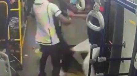 Video: Vendedores ambulantes se agarran a machetazos en autobús