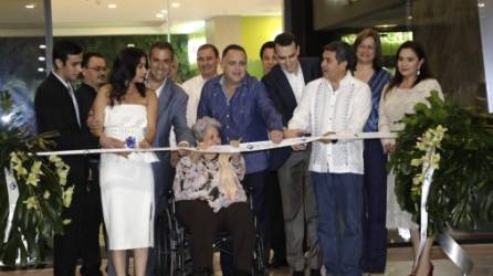 La familia Larach, el presidente Juan Orlando Hernández y el alcalde de San Pedro Sula, Armando Calidonio, presidieron el corte de la cinta de apertura del Century Business Square.