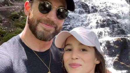 Chris Evans y su esposa, Alba Baptista.