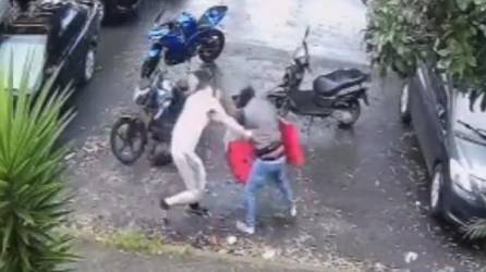 Video: Hombre golpea brutalmente a repartidor de comida