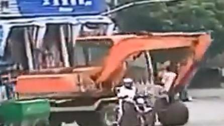 Video: Motociclista muere aplastado por excavadora