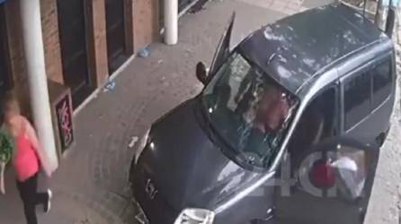 Video: Sicario mata a mujer de dos puñaladas en un automóvil