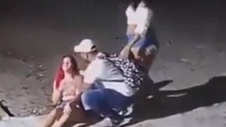 Video: Mujer fingen desmayarse para asaltar a personas