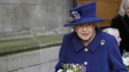 La reina Isabel II suspendió sus actividades tras ser hospitalizada por una noche la semana pasada.