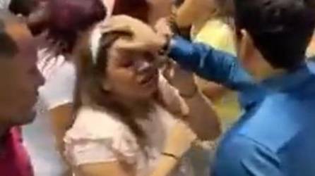 VIDEO: Pastor corre a mujer del altar por no caer cuando le tocó la cabeza