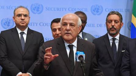 El embajador palestino ante las Naciones Unidas, Riyad Mansour, habla con la prensa después de la 39.ª sesión plenaria de la décima sesión especial de emergencia sobre el conflicto entre Israel y el grupo militante palestino Hamas en las Naciones Unidas