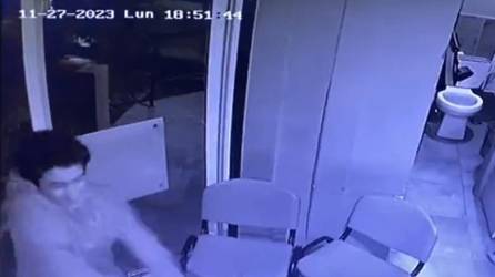 Video: Joven golpea a guardia de seguridad tras pedirle su identificación