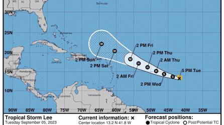 Fotografía del Centro Nacional de Huracanes (NHC) de Estados Unidos, en la que se muestra el pronóstico de cinco días del paso de la tormenta tropical Lee por el Atlántico.