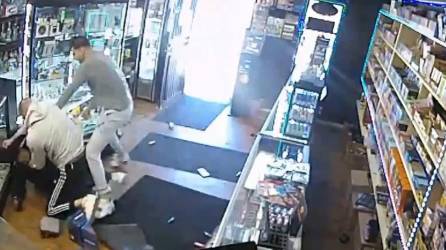Video: Delincuente intenta robar en tienda y le dan tremenda paliza