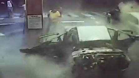 Video impactante: Explota vehículo lleno de cocaína en gasolinera