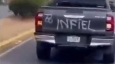 Infiel: Mujer raya vehículo de su pareja y se vuelve viral por los insultos