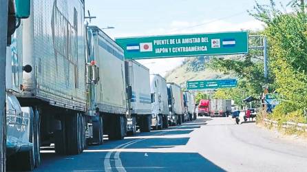 lentitud. Camiones hacen fila para ser autorizados a pasar al lado hondureño en El Amatillo.