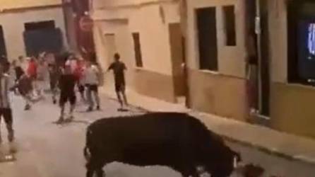 Video: Toro escapa y embiste a un joven