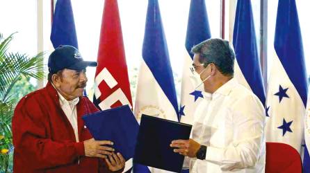 Los presidentes Daniel Ortega de Nicaragua y Juan Orlando Hernández tras firmar el importante acuerdo limítrofe el miércoles.