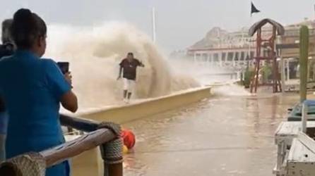 Video: Hombre es alcanzado por una enorme ola