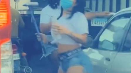 Video: Voluptuosa mujer roba suspiros al limpiar vidrios en semáforo