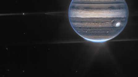 Las imágenes captadas por el Webb muestran como las auroras se extienden a grandes altitudes sobre los polos norte y sur de Júpiter.