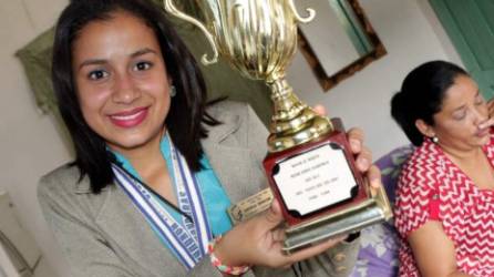 Marcela ha recibido varias medallas y un trofeo por su excelencia académica durante los últimos tres años.