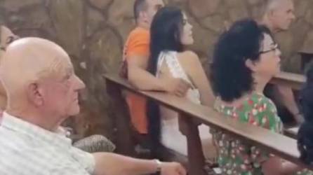 Video: Mujer encuentra a su esposo con su amante en una iglesia