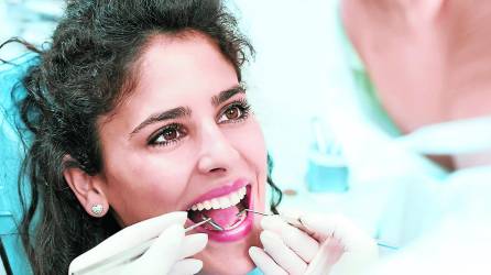 Debe esperar 30 minutos después de comer para realizar el cepillado, para que el Ph del esmalte de los dientes recupere su normalidad.