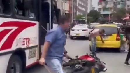 VIDEO: Conductores se agarran a machetazos en vía pública