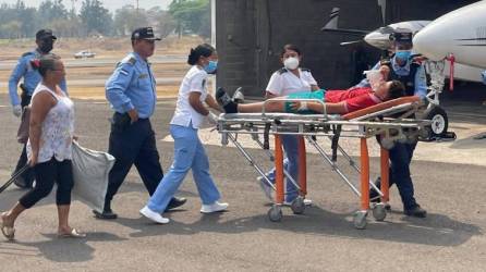 Hacia Tegucigalpa trasladan este sábado a pacientes del hospital de Roatán, el cual anoche quedó reducido a cenizas tras un voraz incendio.