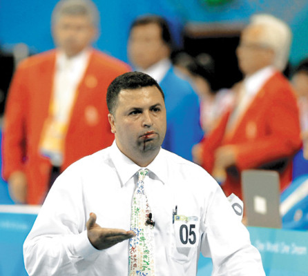 Cubano agrede a un árbitro