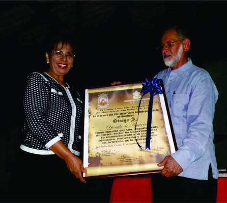 Yomila de Aguirre recibe premio Maestra del Año de Cortés  