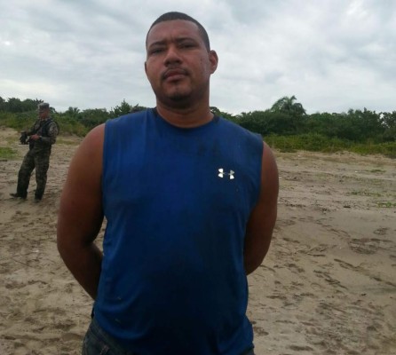 Interceptan lancha con 11 fardos de droga en Colón