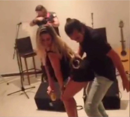 El video muestra a la pareja bailando de forma coqueta un tema de reggaetón. Foto YouTube.