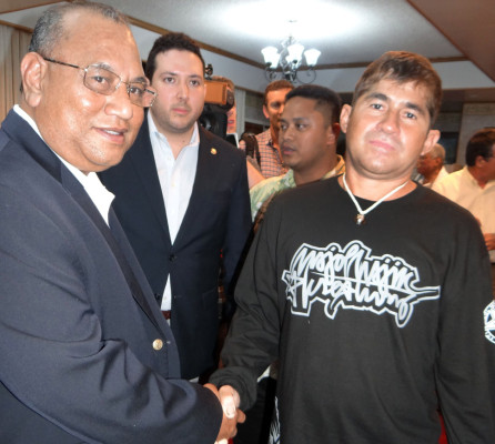 Náufrago inicia viaje de regreso a El Salvador