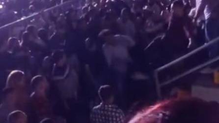 Video: Hombres se agarran a patadas en concierto de Grupo Firme en Tegucigalpa