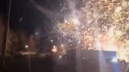 Video: Explota camión con pirotecnia