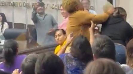 Video: Periodistas se agarran a golpes en Congreso Nacional